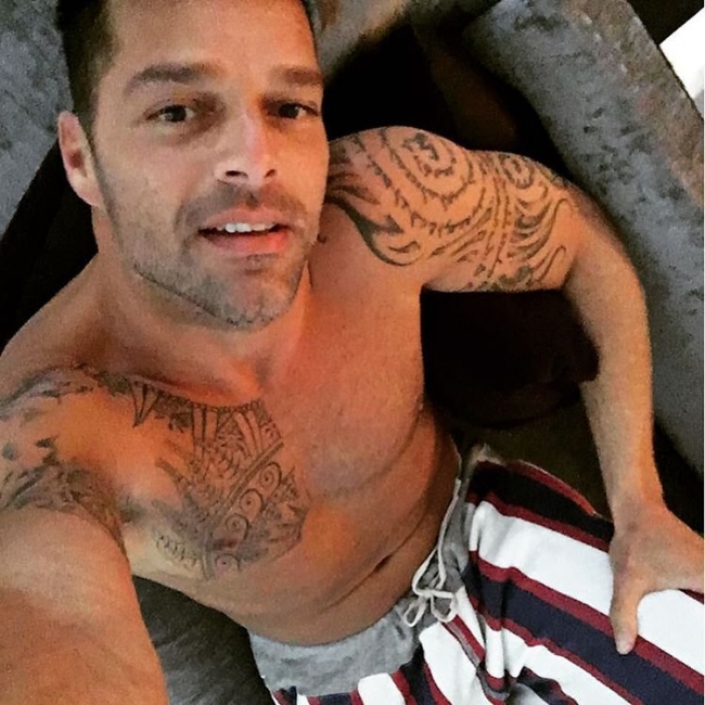 Ricky Martin desnudo en su habitación de hotel